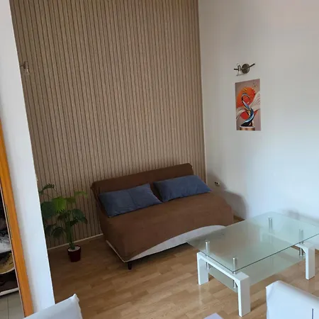 Mid Apartment *